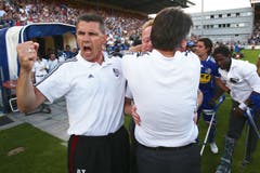 Luzerns Assistenztrainer Petar Aleksandrov und Trainer Rolf Fringer (mitte) jubeln. (Bild: Philipp Schmidli, Luzern, 13. Juni 2009)