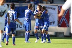 Luzerns Milan Gajic (mitte) und Michel Renggli (rechts) bejubeln das 1:0. (Bild: Philipp Schmidli, Luzern, 13. Juni 2009)