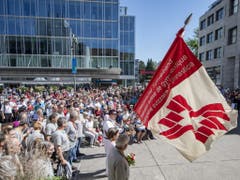 Schon vor der Eröffnungsfeier wurde am Nachmittag vor dem Bahnhof Aarau die Zentralfahne übergeben. Die Organisatoren des Eidgenössischen Turnfestes 2013 in Biel brachten sie am frühen Morgen mit einem Heissluftballon nach Aarau. (Bild: Keystone/URS FLUEELER)