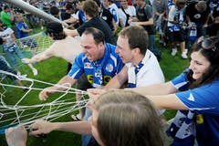 Souvenirjäger stürmen das Tor. (Bild: Philipp Schmidli, Luzern, 13. Juni 2009)