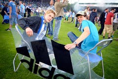 Sie haben sich die Werbeband gesichert. (Bild: Philipp Schmidli, Luzern, 13. Juni 2009)
