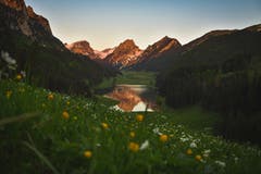 Stimmungsvoller Sonnenaufgang am Sämtisersee - ein ruhiger Start in den Tag. (Bild: Pascal Inauen)
