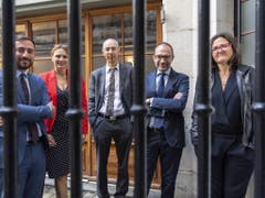 Die in Genf gegründete Organisation Projet Innocence Suisse bietet Opfern von Justizirrtümern in der Schweiz kostenlos Unterstützung an. Im Bild fünf der sechs Gründungsmitglieder. (Bild: Keystone/MARTIAL TREZZINI)
