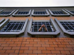 Justizirrtümer gibt es auch in der Schweiz. Die Organisation Projet Innocence Suisse bietet möglichen Opfern von Fehlurteilen ihre Unterstützung an. (Bild: Keystone/GAETAN BALLY)