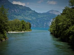 Durch das hereinfliessende Schneewasser vom Urner-Oberland entsteht im Reussdelta von Flüelen eine faszinierende Stimmung. (Bild: Margrith Imhof-Röthlin, Flüelen, 23. Mai 2019)