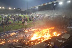 Es brennt ein letztes Mal im Stadion. (Bild: Philipp Schmidli, Luzern, 13. Juni 2009)