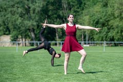 Eine Gymnastik-Turnerin bei der Vorbereitung. (Bild: Urs Flüeler/Keystone)