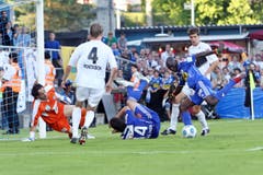 Luzerns Joetex Frimpong (rechts) gegen Luganos Giovanni Proietti. (Bild: Philipp Schmidli, Luzern, 13. Juni 2009)