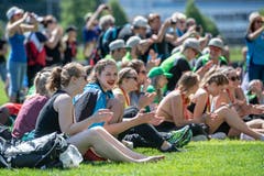 Zuschauer geniessen eine Gymnastikvorführung. (Bild: Urs Flüeler/Keystone)