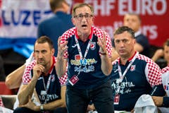 Kroatiens Trainer Igor Vori feuert seine Spieler an. (Bild: Philipp Schmidli, Zug, 12. Juni 2019)