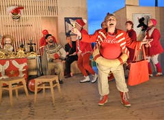 In der Obwaldner Oper «Soosätunggis» ist die Schauspielerin und Sängerin Bruna Guerriero als Obwaldner Matrone voll in ihrem Element. (Bild: Romano Cuonz, Stalden, 12. Juni 2019)