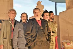 Im Alptheater werden die sieben Obwaldner Gemeinden personifiziert und nach Strich und Faden in vollen Tönen besungen und karrikiert. (Bild: Romano Cuonz, Stalden, 12. Juni 2019)
