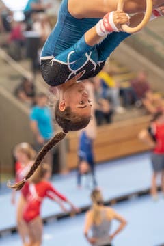 Eine Geräteturnerin ist beim Einturnen. (Bild: Urs Flüeler/Keystone)