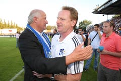 Präsident Walter Stierli (links) gratuliert Trainer Rolf Fringer. (Bild: Philipp Schmidli, Luzern, 13. Juni 2009)