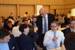 Daniel Baumgartner liess es sich nicht nehmen, mit allen Anwesenden anzustossen. Im Bild mit Susanne Hartmann, der Stadtpräsidentin von Wil.