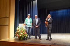 Tobias Fischer als FCSG-Fan Gallus, Kantonsratspräsident Daniel Baumgartner und Moderator Christoph Ackermann.