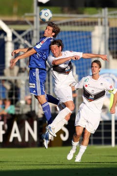 Luzerns Michel Renggli (links) gegen Luganos Ludovico Moresi. (Bild: Philipp Schmidli, Luzern, 13. Juni 2009)