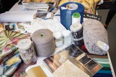 Im Atelier der Firma Christian Fischbacher wird mit verschiedenen Materialien, Vorlagen und Farben experimentiert, bis schliesslich eine neue Kollektion entsteht. (Bilder: Urs Bucher)