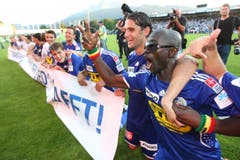 Die FCL-Spieler feiern den Ligaerhalt mit dem heutigen YB-Trainer Gerardo Seoane (zweiter von rechts). (Bild: Philipp Schmidli, Luzern, 13. Juni 2009)