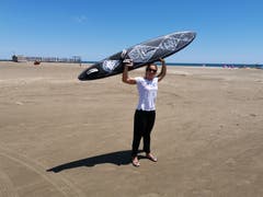 Die Urnerin Surferin Heidi Ulrich hat wieder einen Weltrekord aufgestellt. (Bild: PD)
