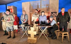 Im Alptheater werden die sieben Obwaldner Gemeinden personifiziert und nach Strich und Faden in vollen Tönen besungen und karrikiert. (Bild: Romano Cuonz, Stalden, 12. Juni 2019)