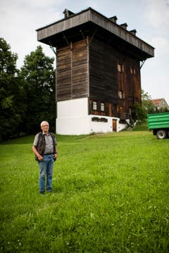 Martin Koegler vor dem Tröckneturm im Burgweier-Areal. Der Turm ist ein Zeugnis der textilen Vergangenheit der Stadt und gleichzeitig beherbergt er eine grosse Seglerkolonie. (Bild: Luca Linder - 8. Juli 2013)