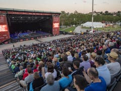 Das Eidgenössische Turnfest ist am Donnerstagabend im Aarauer Schachen mit einer grossen Show eröffnet worden. 4000 Zuschauerinnen und Zuschauer verfolgten dabei die Darbietungen der 700 Mitwirkenden. (Bild: Keystone/URS FLUEELER)