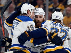Ryan O'Reilly (Mitte) feiert mit seinen Teamkollegen Jay Bouwmeester und Alex Pietrangelo den Treffer zum 1:0 (Bild: KEYSTONE/AP/MICHAEL DWYER)