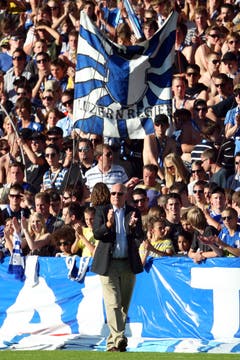 FCL-Präsident Walter Stierli hält die Fans im Zaun. (Bild: Philipp Schmidli, Luzern, 13. Juni 2009)