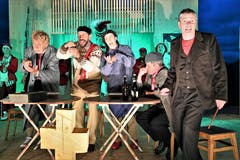Im Alptheater werden die sieben Obwaldner Gemeinden personifiziert und nach Strich und Faden in vollen Tönen besungen und karrikiert. (Bild: Romano Cuonz, Stalden, 12. Juni 2019)