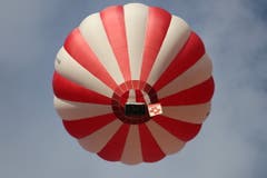 Die Zentralfahne des Schweizerischen Turnverbandes wird per Heissluftballon eingeflogen. (Bild: Emil Bösch/ETF)