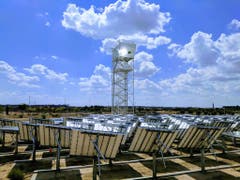 In Madrid steht eine zweite Solarraffinerie der ETH in Form eines Turmes. (Bild: ARTTIC 2019/ Christophe Ramage)