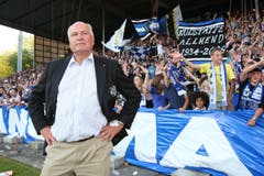 Stellt sich vor die Fans, damit es nicht zu einem Spielabbruch kommt: FCL-Präsident Walter Stierli. (Bild: Philipp Schmidli, Luzern, 13. Juni 2009)