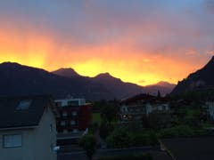 Der Himmel brennt am Horizont aus der Sicht von Altdorf. (Bild: Regula Gut, Altdorf, 17. Juni 2016)