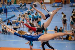 Geräteturnerinnen sind beim Einturnen. (Bild: Urs Flüeler/Keystone)