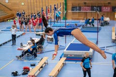 Geräteturnerinnen sind beim Einturnen. (Bild: Urs Flüeler/Keystone)