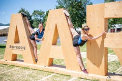 Geräteturnerinnen des STV Ballwil posieren auf dem Aarau-Schriftzug im Schachen. (Bild: Urs Flüeler/Keystone)