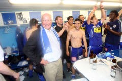Die FCL-Spieler feiern mit Präsident Walter Stierli im Stadion. (Bild: Philipp Schmidli, Luzern, 13. Juni 2009)