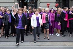 Nationalratspräsidentin Marina Carobbio Guscetti (vorne links), Bundesrätin Viola Amherd (mitte) und die Nationalrätinnen kommen während einer Unterbrechung im Parlament zu den streikenden Frauen auf den Bundesplatz. (Bild: KEYSTONE/Peter Klaunzer)
