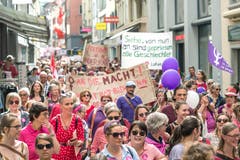 Die Gassen der Altstadt sind voll von Protestierenden. (Bild: Pius Amrein, Luzern 14. Juni 2019)