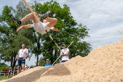 Ein Nationalturner in Action beim Hochweitsprung. (Bild: Urs Flüeler / Keystone, Aarau, 14. Juni 2019)