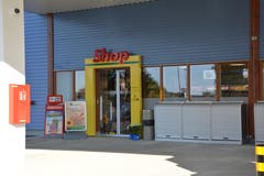 Der Eingang zum Agrola-Shop. (Bild: Beat Lanzendorfer)