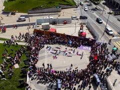 Frauen formen vor dem Unispital CHUV in Lausanne die Tageszeit 15:24 Uhr. Ab dann arbeiten die Frauen in der Schweiz laut Streikkomittees gratis. (Bild: KEYSTONE/LEANDRE DUGGAN)