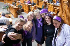 Die SP-Nationalrätinnen Nadine Masshardt, Yvonne Feri, Laurence Fehlmann Rielle, Priska Seiler Graf, Barbara Gysi, Mattea Meyer, und Jacqueline Badran (von links) posieren für ein Selfie. (Bild: KEYSTONE/Peter Klaunzer)