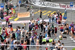 Blockiertes Zürcher Central am Frauenstreik am Freitag, 14. Juni 2019. (Bild: KEYSTONE/Walter Bieri)