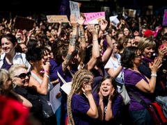 Emotionen an der Kundgebung zum Frauenstreiktag auf der Place St-François in Lausanne. (Bild: KEYSTONE/JEAN-CHRISTOPHE BOTT)