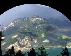 Regenbogen über dem Urnersee. Sicht aus Isenthaler-Kehrtunnel. (Bild: Marlies Ledermann, 9. Juni 2019)