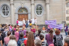 Besammlung der Demonstrantinnen auf dem Landsgemeindeplatz in Trogen. (Bild: Urs Bucher)