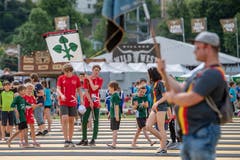 Eine Jugi Gruppe auf dem Weg ans Turnfest. (Bild: Urs Flüeler / Keystone, Aarau, 14. Juni 2019)