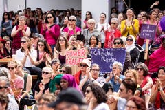 Frauen streiken am nationalen Frauenstreik am Freitag, 14. Juni 2019, in Luzern. (Bild: KEYSTONE/Alexandra Wey)